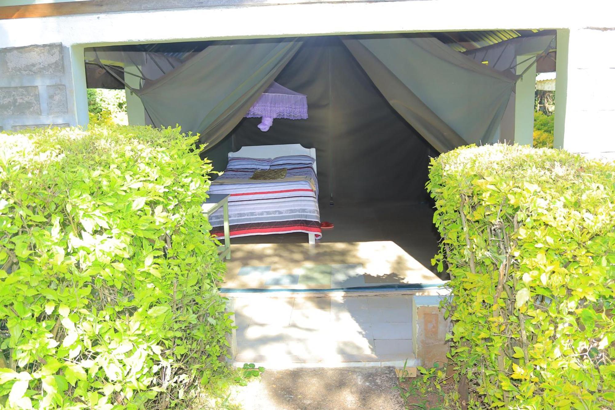 Отель Rhino Tourist Camp Ololaimutiek Экстерьер фото